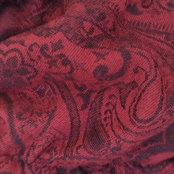 V. Fraas Cashmink Paisley Fringe Scarf Red Black - Picture 11 of 16